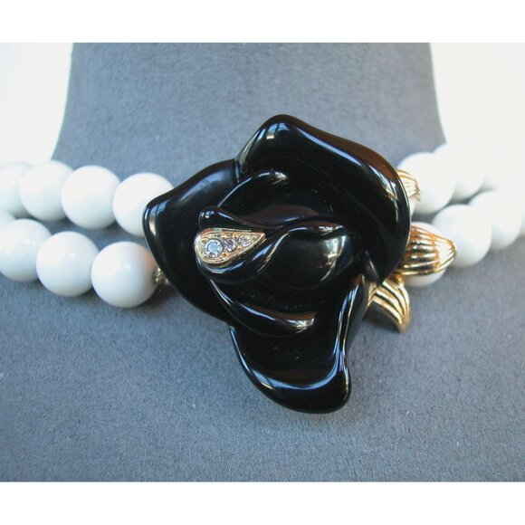 VINTAGE KJL FOR AVON NECKLACE & EARRINGS BLACK LILY FLOWER/FAUX PEARLS - Picture 7 of 7